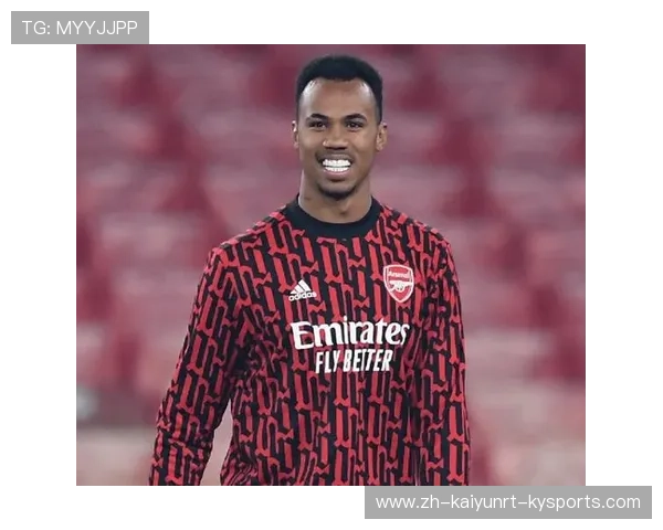 英联杯决赛日菲格雷多穿搭解析加布里埃尔妻子看台造型抢镜